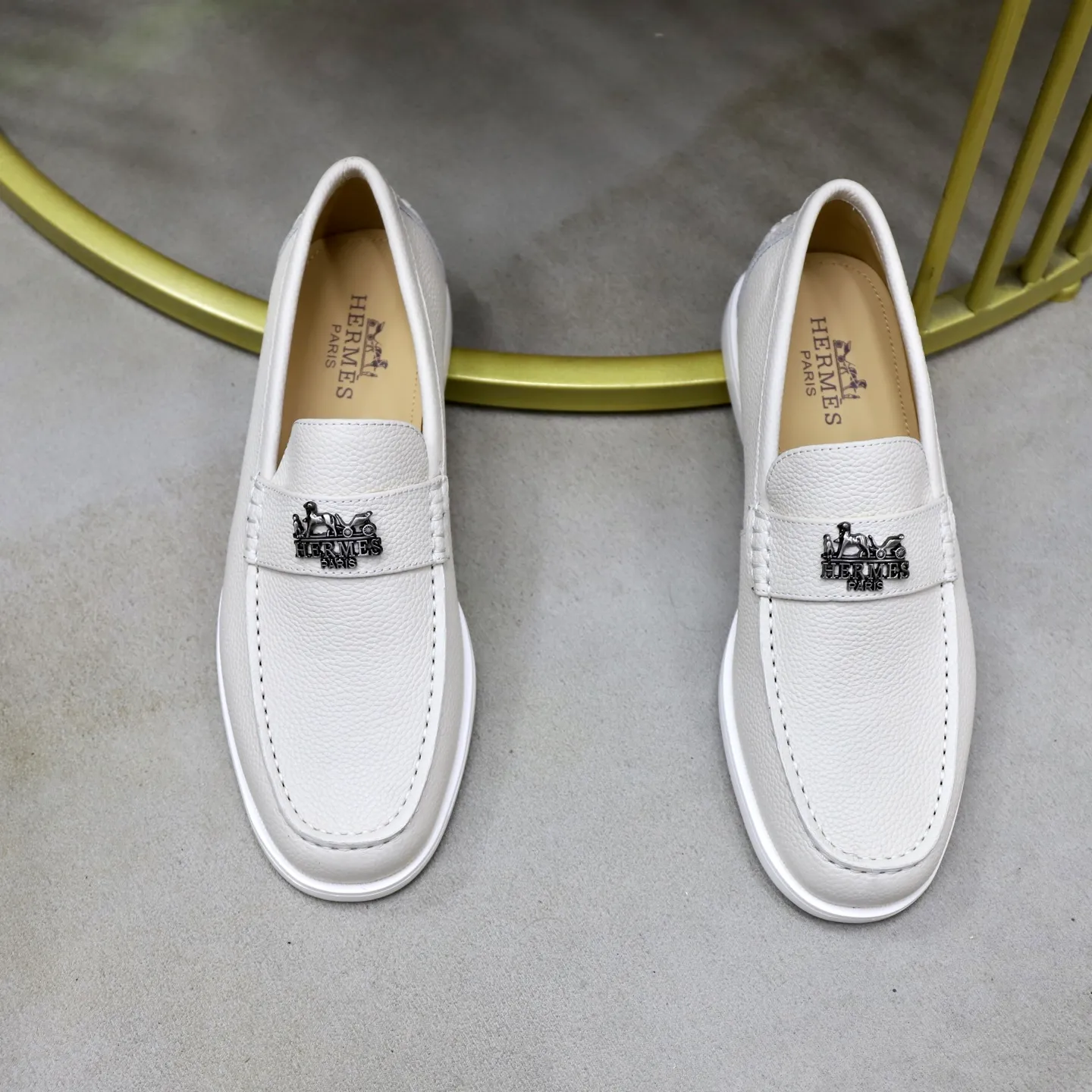 Ex-factory price: 560💰Hermès/Hermès slip-on men's shoes. This shoe is made of imported pebbled cowhide. It has simple and smooth lines and is combined with aerodynamically designed 3CM rubber foam ultra-light soles! Youthful and fashionable, classic H-shaped hardware buckle decoration, calf lining gently wraps the feet, with logo cowhide feet, casual and urban style, highlighting youthful vitality, sports and leisure version, super versatile, code number: 38-39-40-41-42-43-44 standard leather shoe size (45 can be customized but does not support returns)